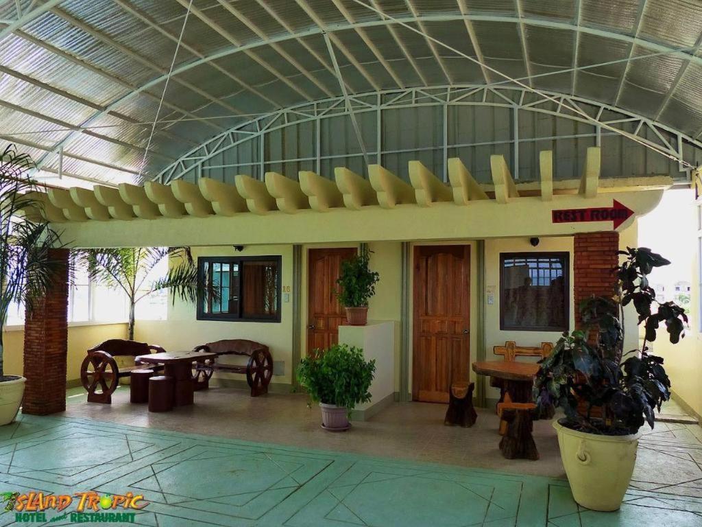 Island Tropic Hotel And Restaurant Alaminos Bagian luar foto